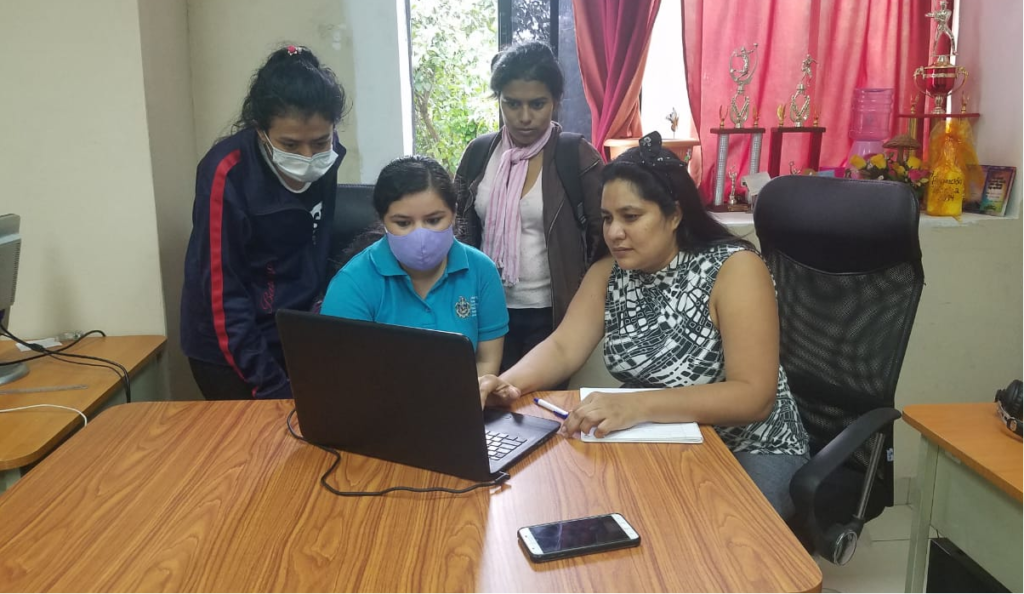 Doctora Guiselle Martínez y estudiantes tutoreando desarrollo de Software “Sistema de Gestión de Planta Docente” (SGPD-2020)